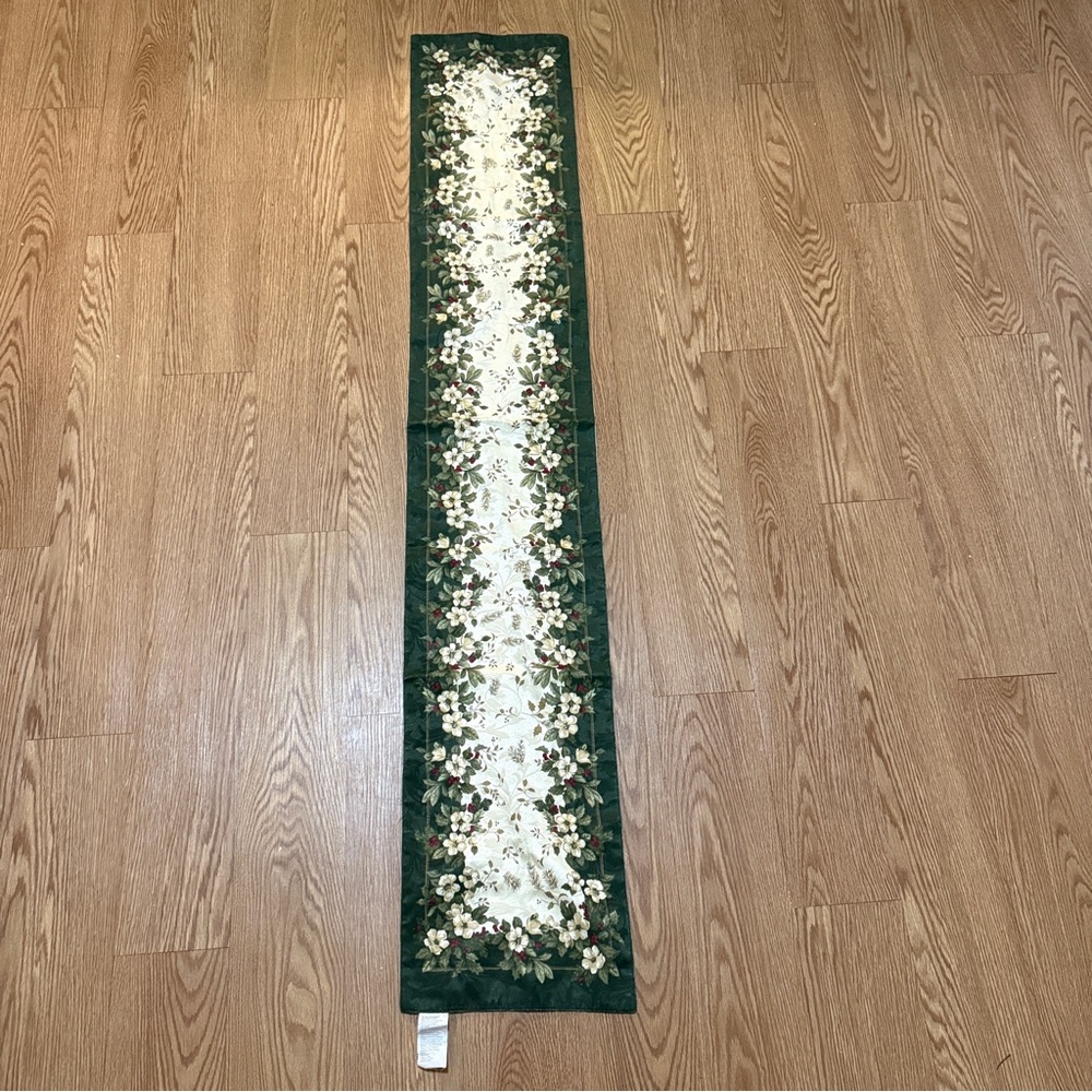 Source Unknown Green and Cream Table Runner